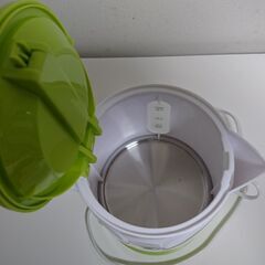 ※当選者様とお話し中※【無料】【新品】コンパクトサイズの電気ケトル（容量0.8リットル）　ホワイト×ライトグリーン　電気ポットの画像