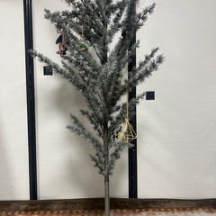 家の装飾用のプラスチック製のツリーです。の画像