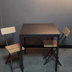テーブルと折り畳みイス