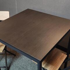 テーブルと折り畳みイスの画像