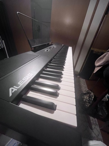 取り引き中 ピアノ、スタンド付き