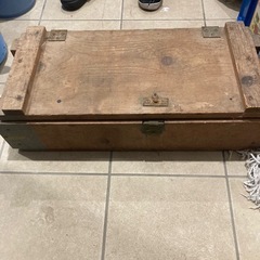 工具と木製工具箱の画像