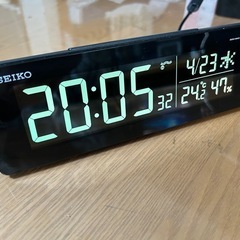 送料無料SEIKO カラー 液晶電波時計AC電源の画像