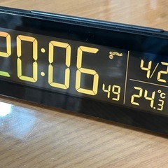 送料無料SEIKO カラー 液晶電波時計AC電源の画像