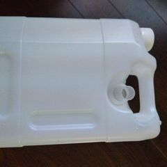 美品水缶2.5リットル3缶の画像