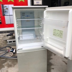 NO B157 🌈福岡市内配送設置無料✨🌈シャープ SHARP 冷蔵庫（137L・右開き） ゴールド系 高濃度プラズマクラスター7000 つけかえどっちもドア SJ-PD14T-Nの画像