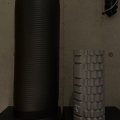 無料！【引取限定・セット販売】Amazonベーシック ヨガマット（ブラック）× Gruper フォームローラー（グレー）セット の画像