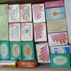 ジャンク JUNK 大量の固形石鹸 段ボール１箱分 おまとめセット① 数十年前のもの 古い蔵の中から出てきました 品質保証ができないジャンク品扱いとします 肌に合わない時は即使用を中止してください 肌に異常を感じた時は皮膚科にご相談ください 当方は責任を負いません 自己責任にてご使用くださいの画像