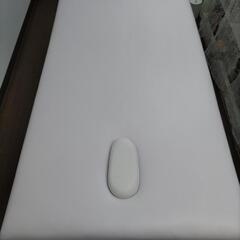 エステサロン用のマッサージベッドの画像