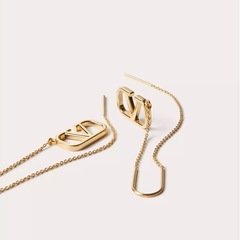 新品未使用！VALENTINOヴァレンティノVロゴ シグネチャー ピアス⭐︎ブランド箱付の画像