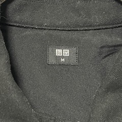 【ユニクロ】メンズ 細身 長袖シャツ 黒 サイズM 胸ポケットありの画像