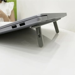 ノートパソコンスタンド 折りたたみ式  ノートパソコン冷却スタンド  ライザー キーボードライザー 角度調整可能 人間工学に基づいた 持ち運び便利 両面テープ固定 グレー 10~15.6インチのノートパソコンに対応の画像