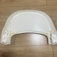 コンビ ねむりら 白テーブルのみの画像