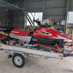 スノーモービルとトレーラーの画像