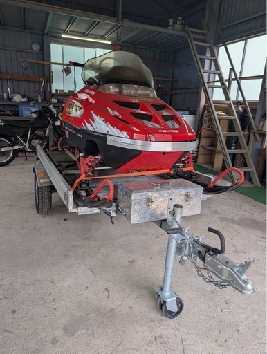 スノーモービルとトレーラー