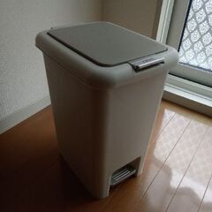 アスベル フタ付きゴミ箱 エバンペダル 軽いペダル ゴミ箱 簡単...