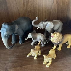 ゾウ、ライオン親子フィギュアの画像