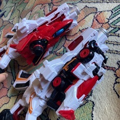 戦隊者のおもちゃとパトカーの画像