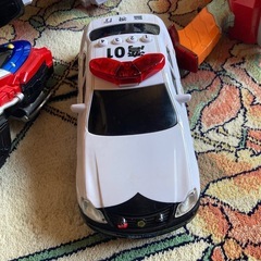 戦隊者のおもちゃとパトカーの画像