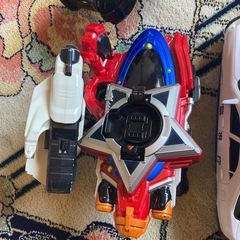 戦隊者のおもちゃとパトカーの画像