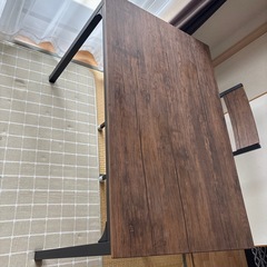 ダイニングテーブルの画像