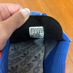 adidas スニーカーの画像