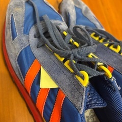 adidas スニーカーの画像