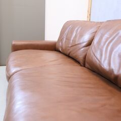 unico(ウニコ)で取り扱われていた、TERRA(テラ)総皮革 3人掛けソファーです。フェザーをふんだんに使用した、贅沢な座り心地と良質な本格レザーを使用したモダンなトリプルソファーです♪の画像