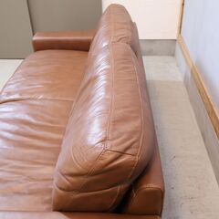 unico(ウニコ)で取り扱われていた、TERRA(テラ)総皮革 3人掛けソファーです。フェザーをふんだんに使用した、贅沢な座り心地と良質な本格レザーを使用したモダンなトリプルソファーです♪の画像