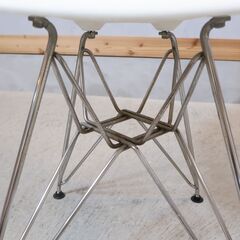 Hermanmiller(ハーマンミラー)社のイームズ ワイヤーベース サイドシェルチェアー/ホワイトです。ミッドセンチュリーモダンを代表するデザイナーズチェア。レトロなダイニングチェアーです♪の画像