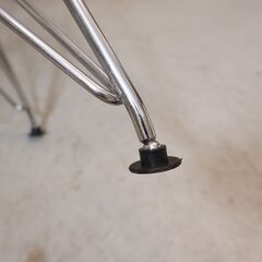 Hermanmiller(ハーマンミラー)社のイームズ ワイヤーベース サイドシェルチェアー/ホワイトです。ミッドセンチュリーモダンを代表するデザイナーズチェア。レトロなダイニングチェアーです♪の画像