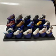 【値下げ】adidasスニーカーフィギュア16点　ケース付き【値下げ】の画像