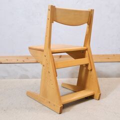 HOTTA WOODY(堀田木工所)のアルダー無垢材を使用したポップ キッズチェアです！純国産のしっかりとした造りが魅力の学習椅子。アルダー材は温かみのある優しい印象与えてくれます♪高さ調整可の画像
