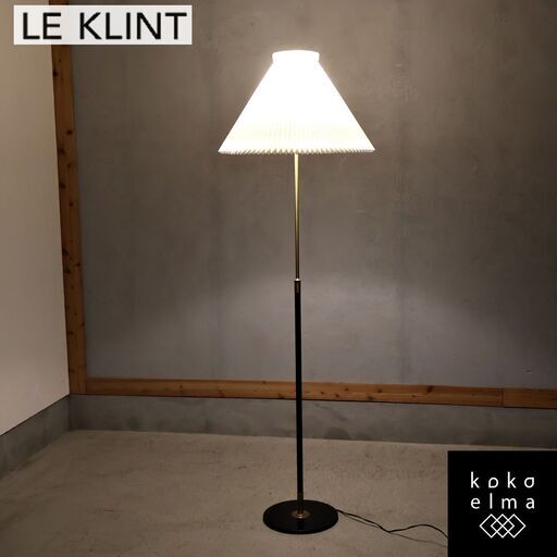 北欧の名作照明LE KLINT(レクリント)の351フロアランプです。一枚のプラスチックシートから作られたプリーツが織りなす暖かい光と美しい陰影が印象的なフロアスタンド。