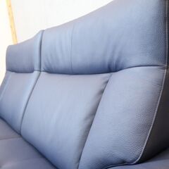 人気のkarimoku(カリモク家具)よりChitano(チターノ)の本革を使用したゼータ 3人掛けソファーです！コンパクトでありながらシートはゆったりとした上品なデザインのレザートリプルソファー♪の画像