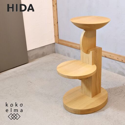 飛騨高山の家具メーカー 飛騨産業(HIDA)のmedel(メデル)キャットタワー クリ材です。幾何学的なフォルムと猫が一体になるとオブジェのような見栄えになる猫家具は、和モダンにもオススメです♪