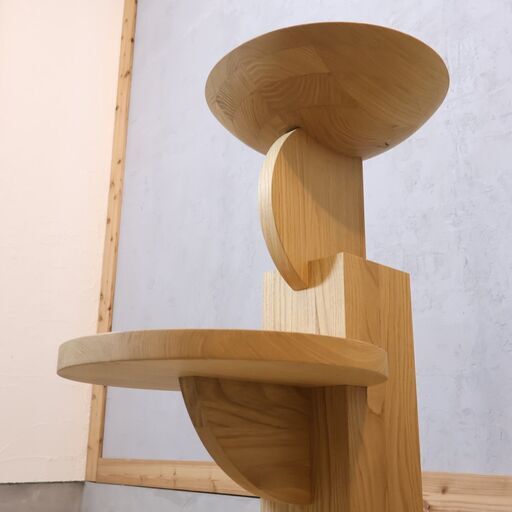 飛騨高山の家具メーカー 飛騨産業(HIDA)のmedel(メデル)キャットタワー クリ材です。幾何学的なフォルムと猫が一体になるとオブ