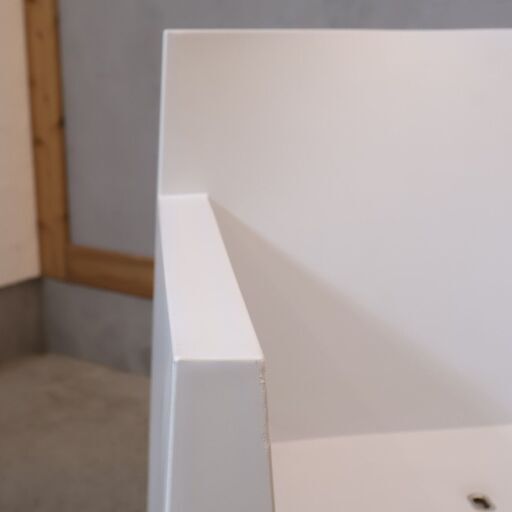 Driade(ドリアデ)のPhilippe Starck(フィリップ・スタルク)デザイン TOY アームチェアです。直線的なフォルムで