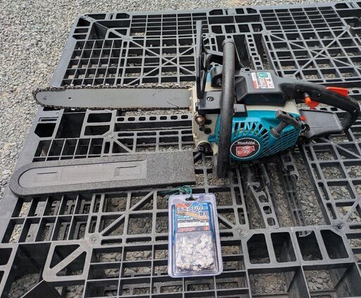 鹿児島発　マキタエンジンチェーンソーME333です。写真の替え刃付きです。