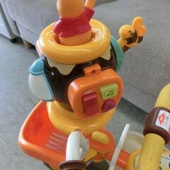 三輪車 くまのプーさん 安全ガード付き ステップ付き 舵取り棒付き 手押し棒付き 黄色×オレンジ 札幌 西野店の画像