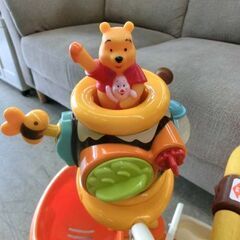 三輪車 くまのプーさん 安全ガード付き ステップ付き 舵取り棒付き 手押し棒付き 黄色×オレンジ 札幌 西野店の画像