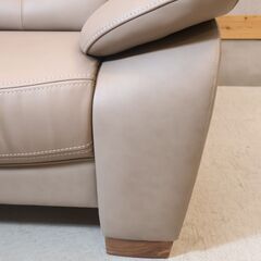 karimoku(カリモク家具)より本革を使用したZW73 1人掛けソファーです。シートがゆったりとした上品なデザインのレザーシングルソファ。明るい色合いでリビングを華やかに♪の画像
