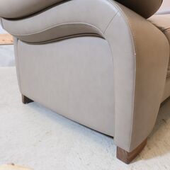 karimoku(カリモク家具)より本革を使用したZW73 1人掛けソファーです。シートがゆったりとした上品なデザインのレザーシングルソファ。明るい色合いでリビングを華やかに♪の画像