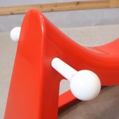 ドイツの家具メーカー”Wilkhahn(ウィルクハーン)”の創業100周年を記念して復刻販売されたRocking Horse(ロッキングホース)です。馬をイメージして作られた子供用の揺り椅子♪の画像