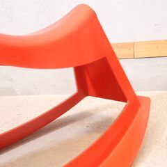 ドイツの家具メーカー”Wilkhahn(ウィルクハーン)”の創業100周年を記念して復刻販売されたRocking Horse(ロッキングホース)です。馬をイメージして作られた子供用の揺り椅子♪の画像
