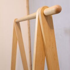 北海道旭川のメーカーcosine(コサイン)のロングセラー メープル材ドレスラックです。シンプルなデザインに折り畳みも可能なハンガーラックはリビングなどにもおススメです♪ACTUS取り扱いの画像