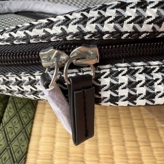  【新品】2つ 白と黒衣類吊るせる袋 の画像
