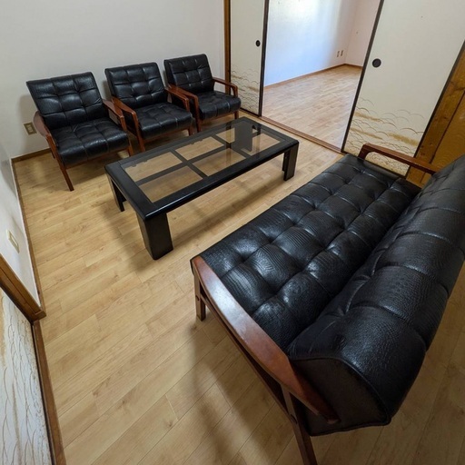 【リビングダイニングセット】ガラステーブルと革張りソファ