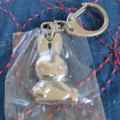 ミッフィーのキーホルダーとディガーのストラップの画像