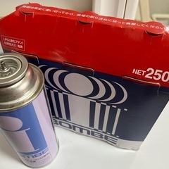 カセットコンロとガス缶の画像